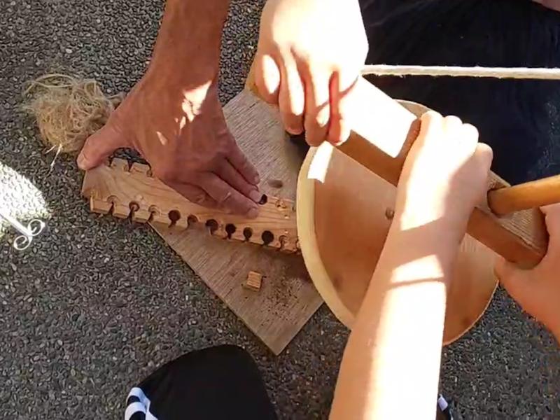 木をこすって火を起こす古代発火法