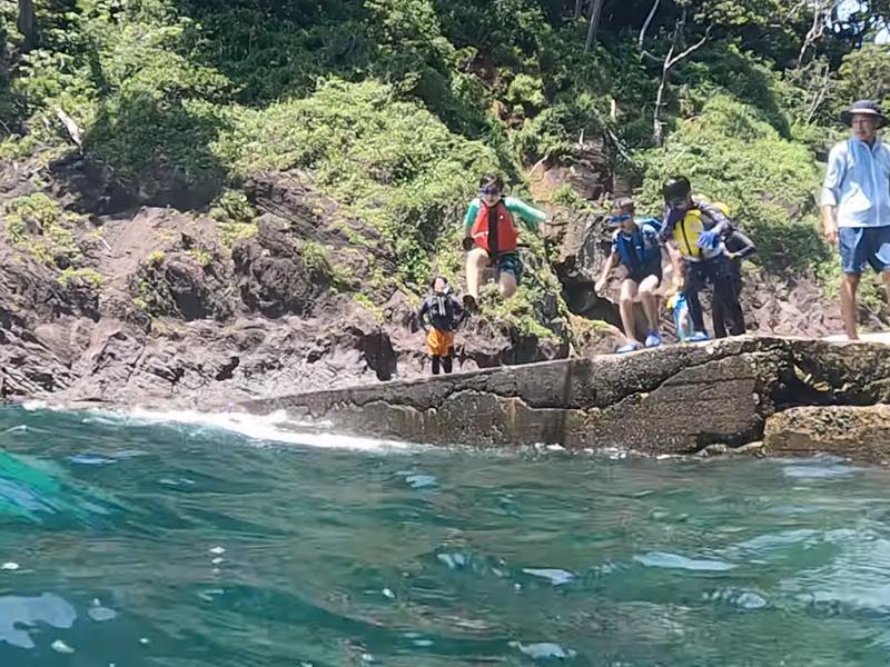 磯の岩場を歩く参加者