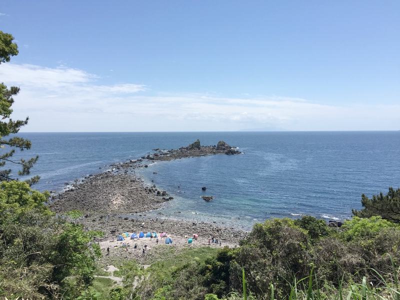 森の先に開ける三ツ石と相模湾