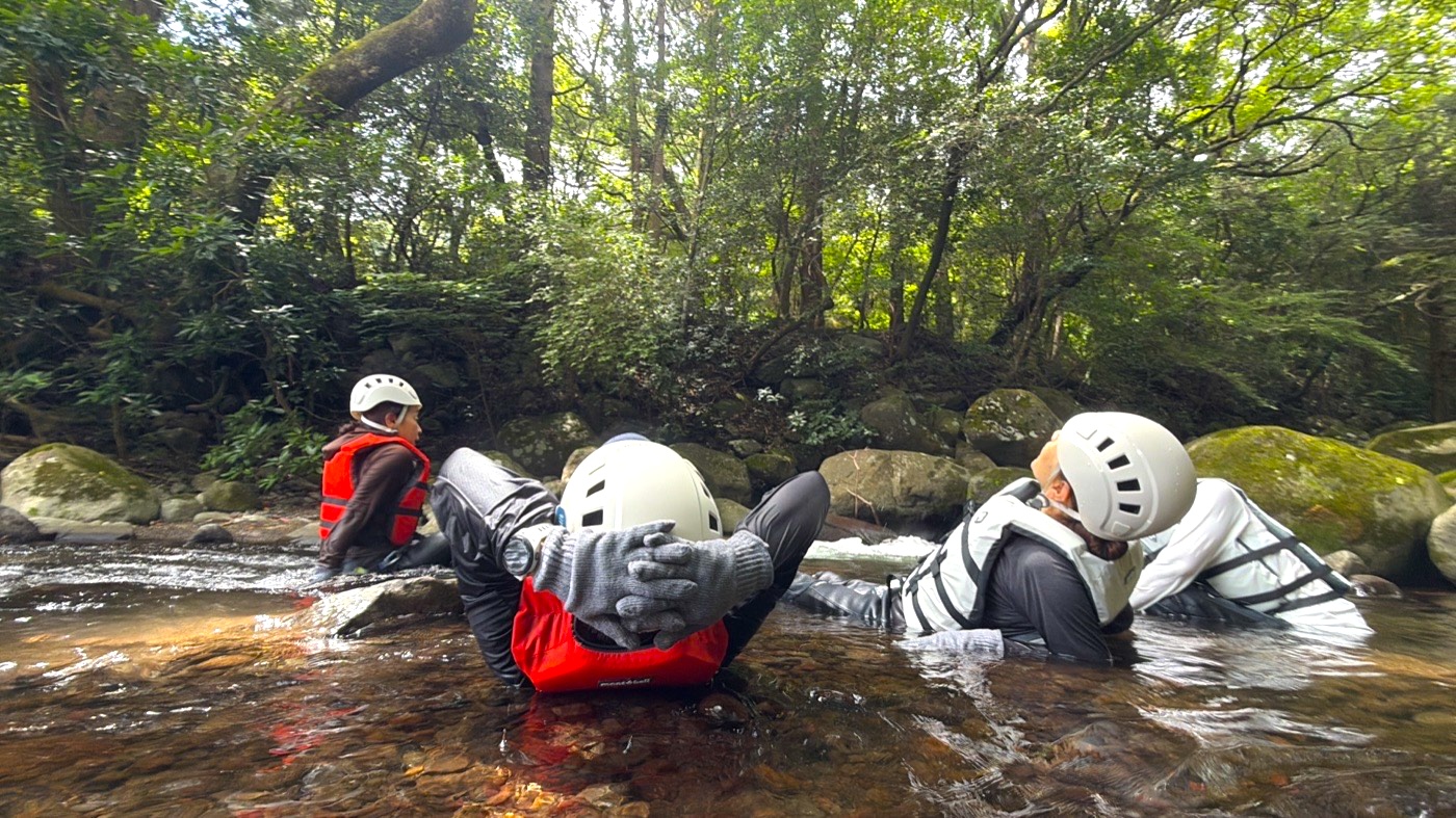 ライフジャケットで水に浮かぶ参加者