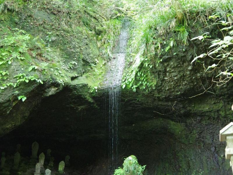 しとどの窟の岩屋と石仏